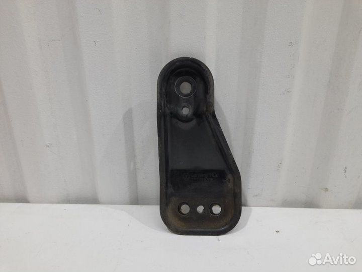 Кронштейн переднего рычага правый Volkswagen Polo