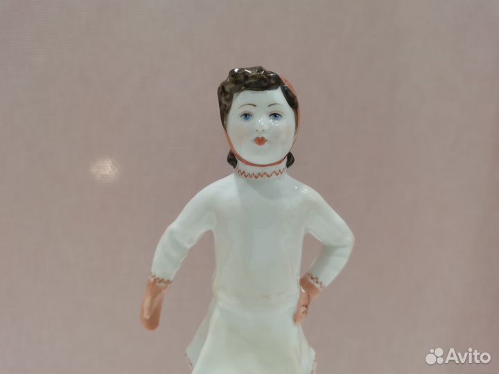 Фигурка фарфор на катке девочка коньках лфз СССР