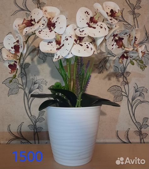 Искусственные цветы в горшках