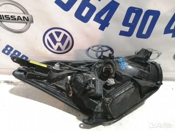 Фара левая Toyota Wish ZNE14 xenon