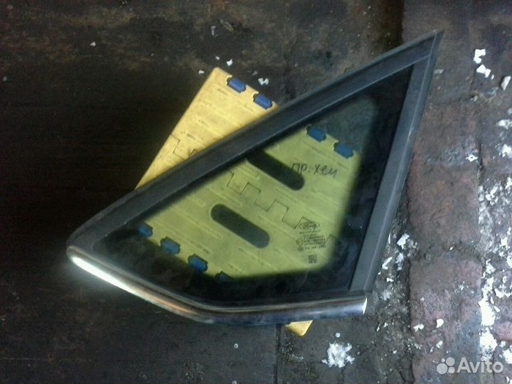 Форточка правая. хечбэг. Форд фокус 3