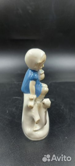 Статуэтка фарфоровая девочка с корзинкой и кошкой