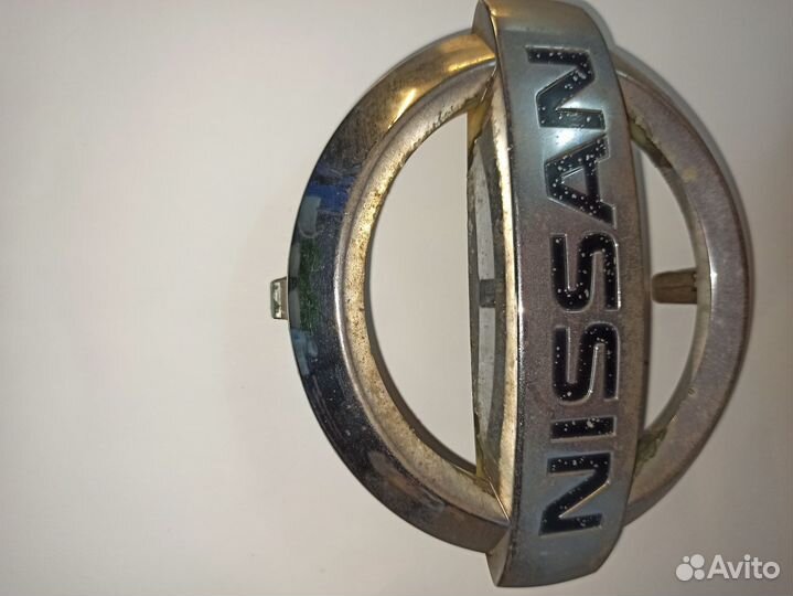 Значок Nissan на решетку радиатора X-trail