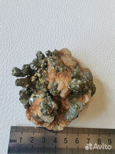 Минерал дендритовый пирит на кальците