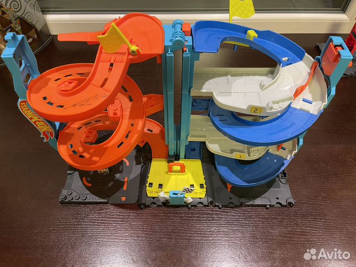 Трек hot wheels две спирали