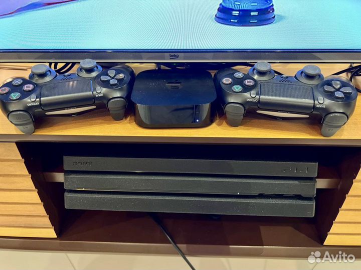 Sony Playstation 4 Pro + 2 геймпада