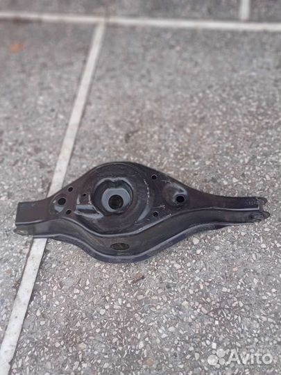 Правый нижний рычаг задней подвески под пружину