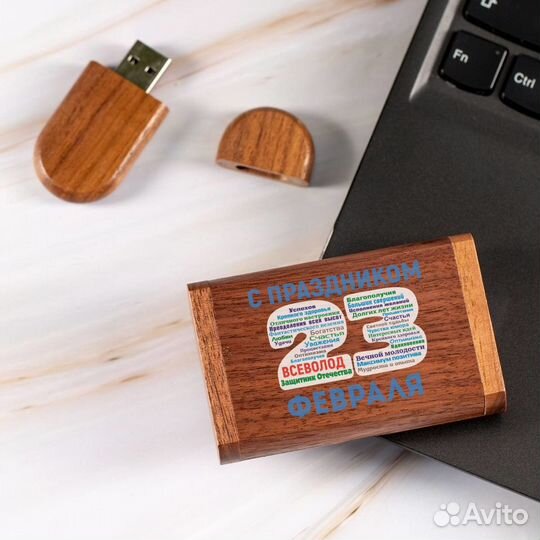 Деревянная флешка в футляре