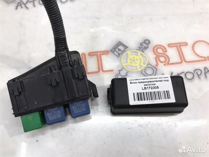 Блок предохранителей под капотом Lexus GS430 (UZS