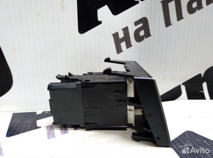 Кнопка аварийной сигнализации Volkswagen Passat