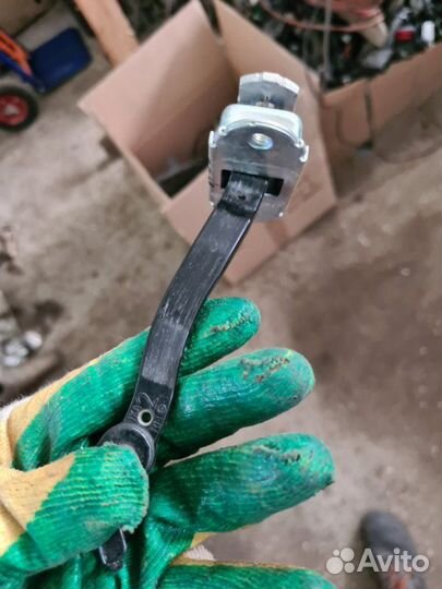 Ограничитель двери передний левый Nissan Juke F15