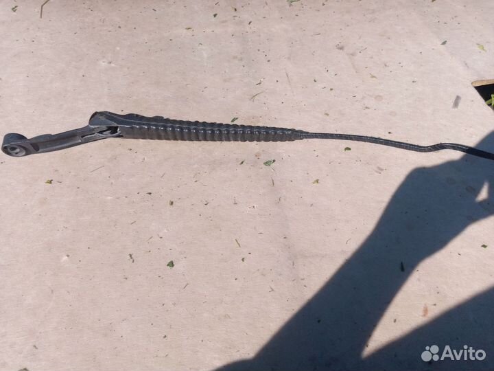 Поводок стеклоочистителя правый калина 1118