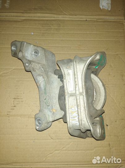 Опора двигателя правая Nissan Juke