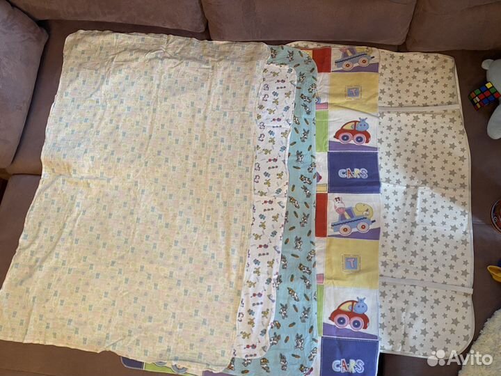 Пеленки и игрушки для малыша