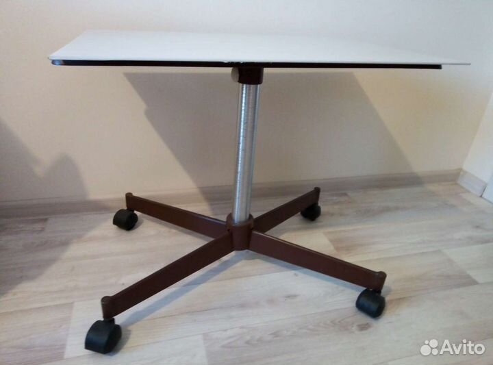 Столик для аппаратуры