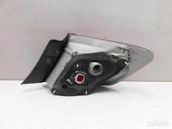 Фонарь задний наружный левый Toyota Camry