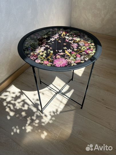Столик из эпоксидной смолы с цветами