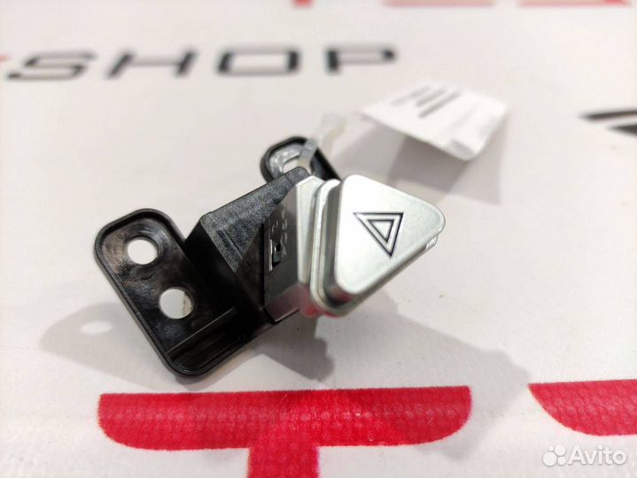 Кнопка аварийной сигнализации Tesla Model S 2016