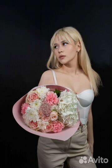 Нежный букет с гортензией и розовым диантусом