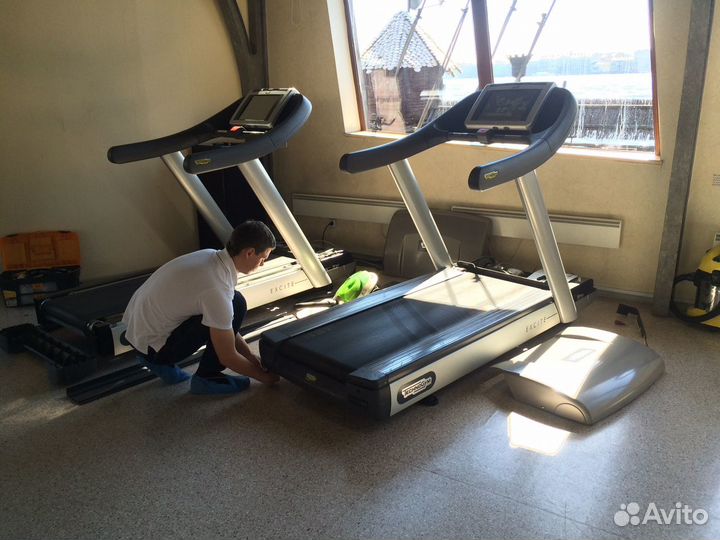 Ремонт беговой дорожки Technogym. Сборка