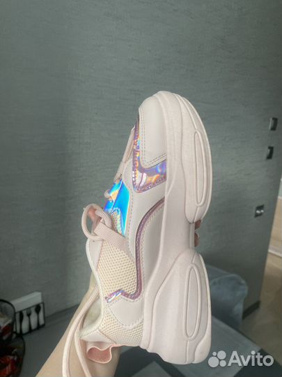 Кроссовки женские