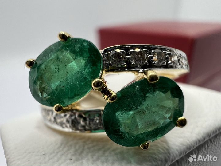 Золотое кольцо с изумрудом и бриллиантами 750(18К)