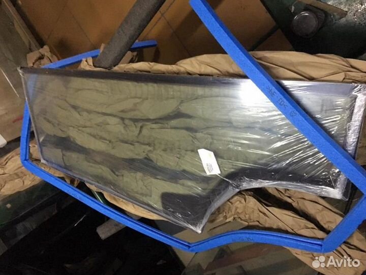 Стекло дверное левое верхние с вырезом JCB