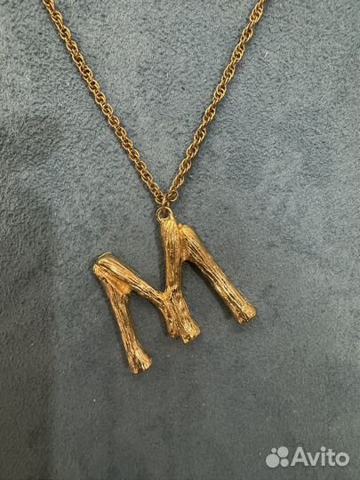 Золотая подвеска буква М