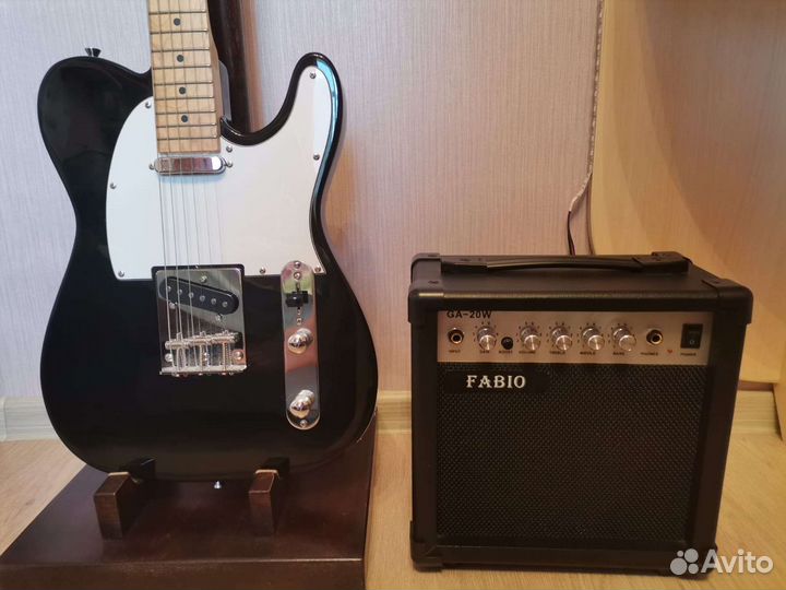 Электрогитара в комплекте с комбоусилителем