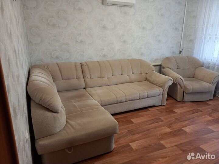 Угловой диван и кресло