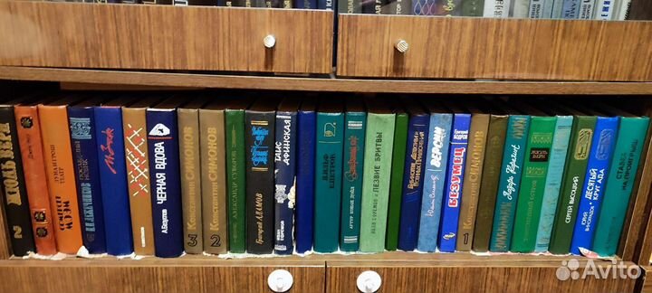 Книги много