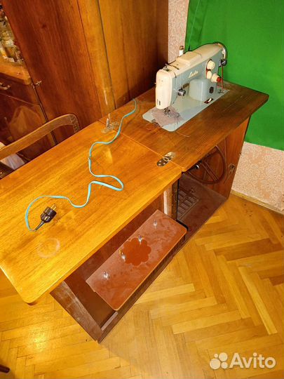 Швейная машина LADA