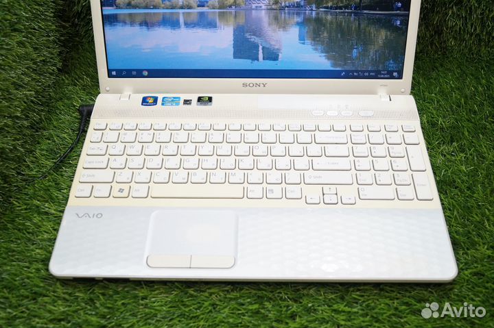 Белый sony vaio для офиса и учёбы