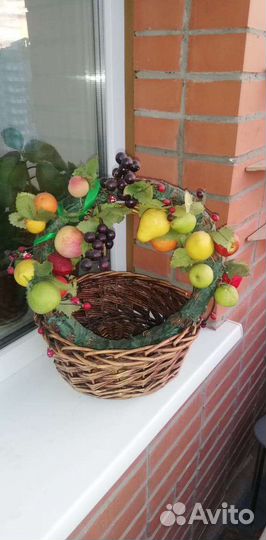 Корзина плетёная с венком из фруктов