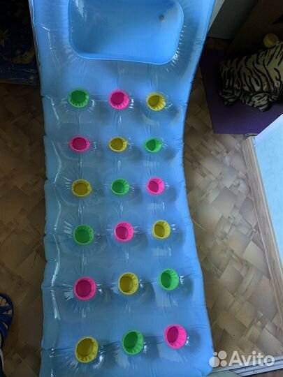 Матрац надувной для плаванья. Парэо пляжные