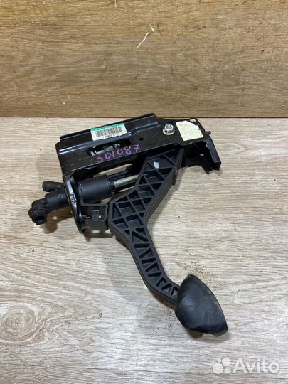 Педаль сцепления Skoda Octavia Tour 301087