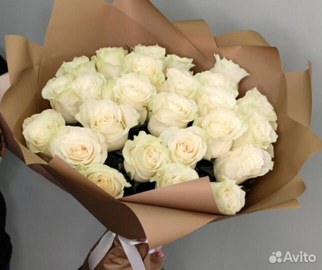 Букет белоснежных ароматных роз 25 крафт