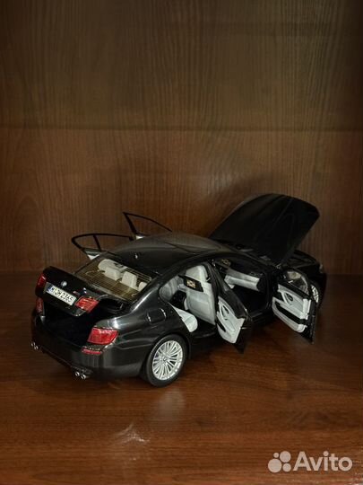 1:18 BMW M5 F10 (black sapphire) Paragon