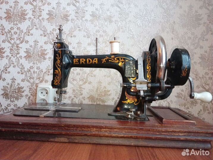 Винтажная швейная машинка erda