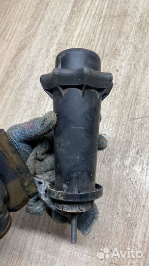 Болт крепления запасного колеса Passat B5