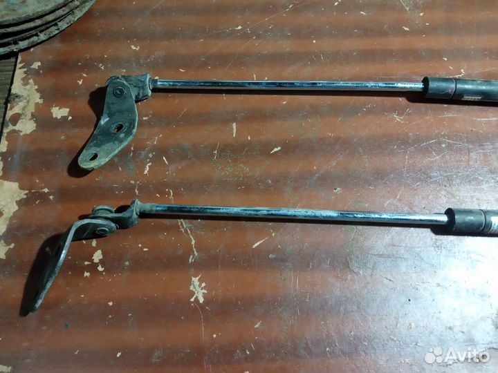 Амортизатор крышки багажника Мазда Демиo 1