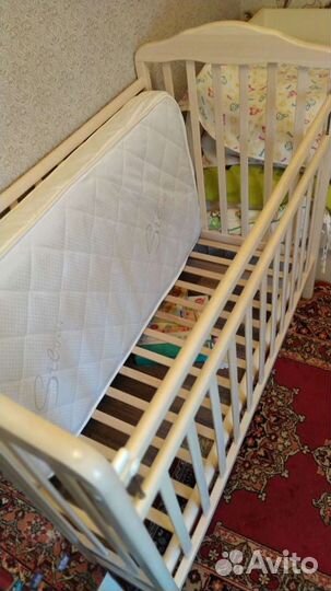 Детская кроватка с маятником, матрас в комплекте