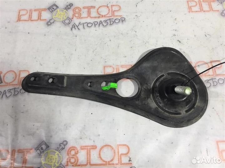 Крепление переднего подрамника правое Toyota Wind