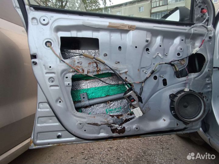 Продам левую и правую переднюю дверь тоета королла