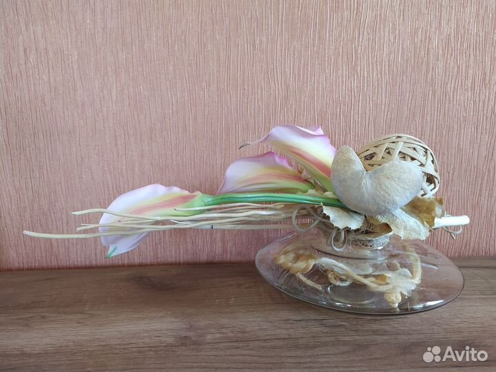 Декоративная композиция с линиями в вазе