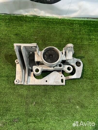 Подушка двигателя передняя левая Nissan Serena