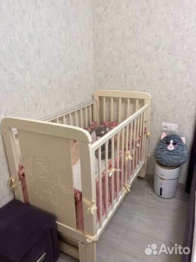 Детская кроватка с маятником и ящиком