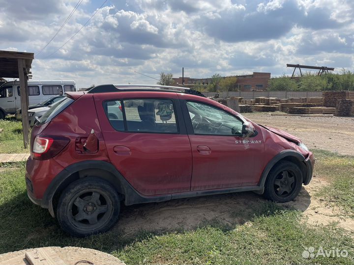 Renault Sandero Stepway 1.6 AT, 2017, битый, 65 000 км