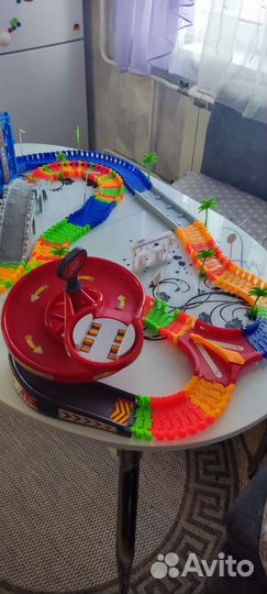 Гибкий трек с лифтом и парковкой без машин