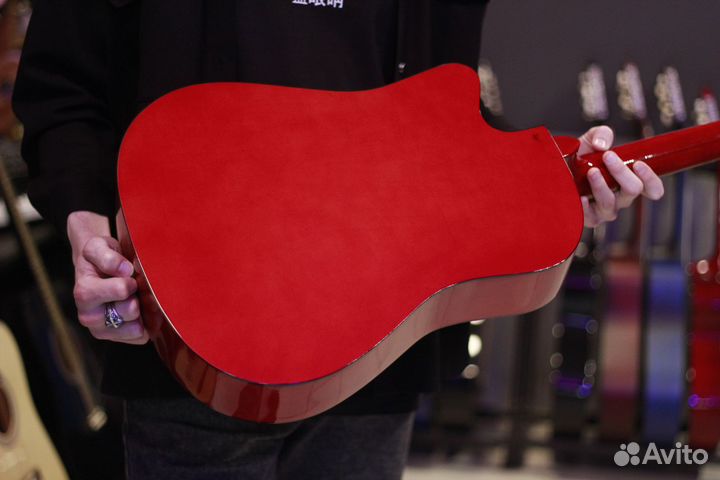 Гитара красная